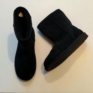 - -Koolabura by Ugg black suede fleece lined boots
